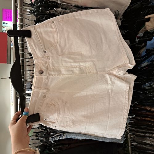 กางเกงยีนส์ขาสั้น H&M ลดราคา‼️